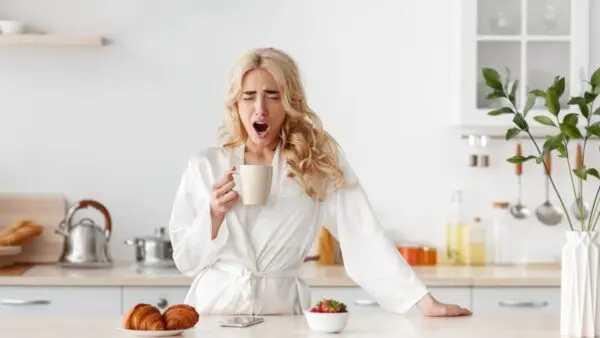 γυναίκα πίνει καφέ