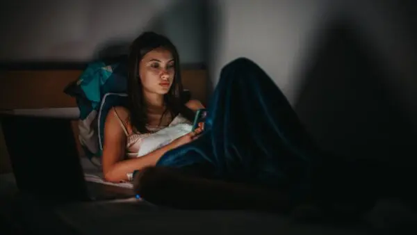 γυναίκα με κινητό το βράδυ