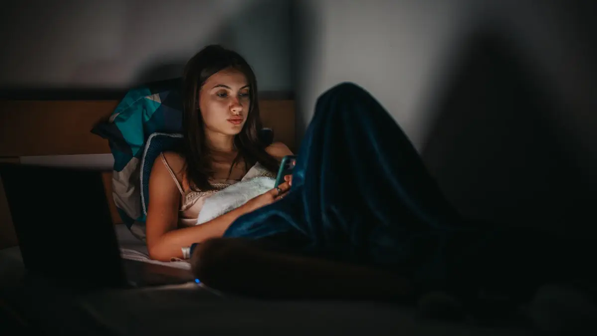 γυναίκα με κινητό το βράδυ