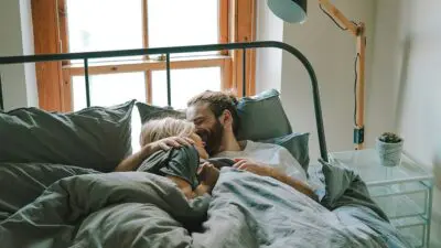 Ένα ζευγάρι ξαπλωμένο στο κρεβάτι του