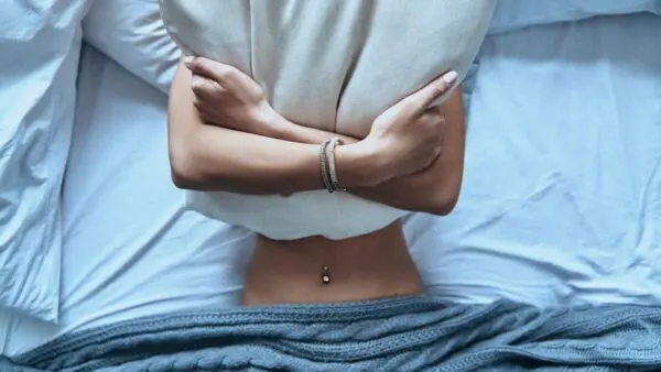 Μια κοπέλα ξαπλωμένη στο κρεβάτι