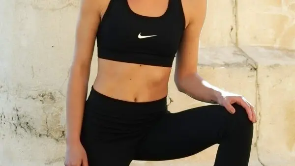 μια κοπέλα με αθλητικά ρούχα