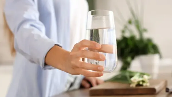 νερό σε ποτήρι δίνει γυναίκα