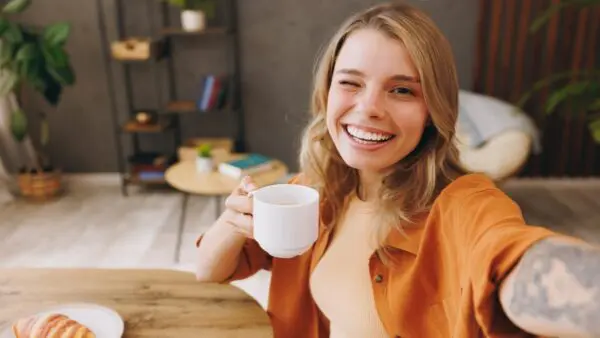 Καφέδες πίνει γυναίκα σε καφετέρια