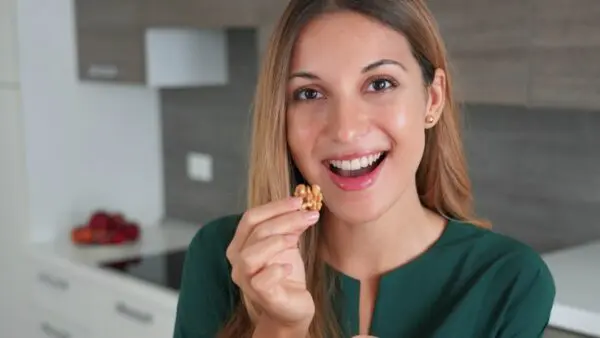 Ξηροί καρποί καταναλώνονται από γυναίκα