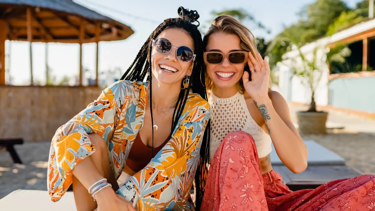 Ρούχα χρωματιστά φοράνε κοπέλες στο street style