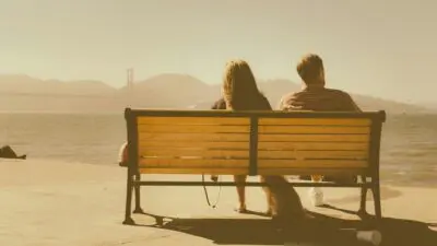 Ένα ζευγάρι που κάθεται απόμακρο σε παγκάκι