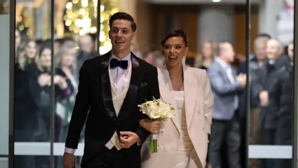 Ο Γιάννης Κωνσταντέλιας στον γάμο του με τη σύζυγό του Χριστίνα