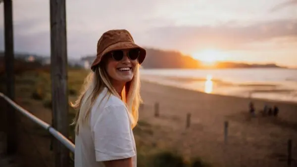 Ένα κορίτσι γελάει στην κάμερα