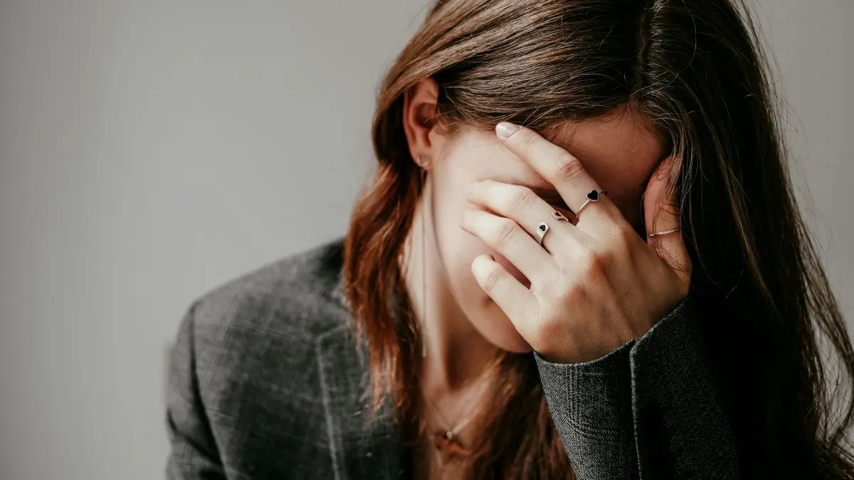 Μια κοπέλα απογοητευμένη