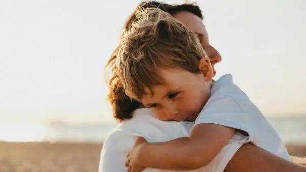 Ένα παιδί που έχει αγκαλιά τον μπαμπά του