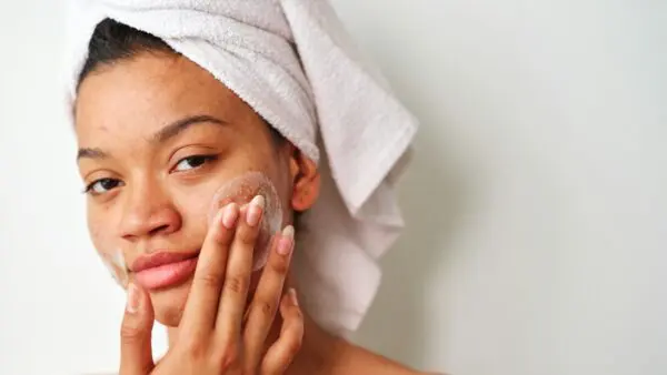 Μια κοπέλα κάνει περιποίηση προσώπου