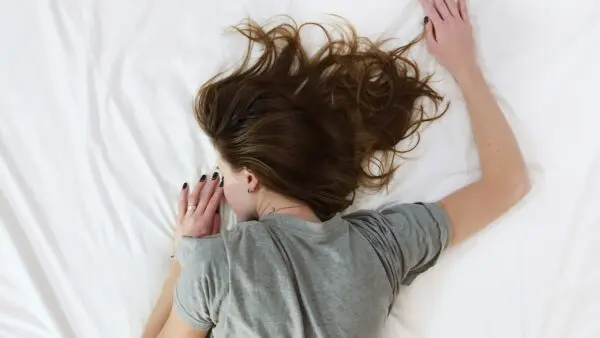 Μια κοπέλα κοιμάται