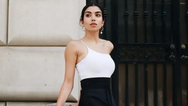 Μια κοπέλα στον δρόμο