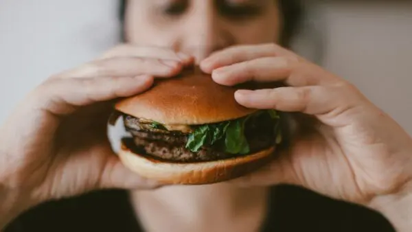 Μια κοπέλα τρώει burger