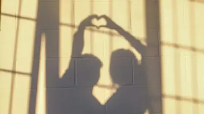 ζευγάρι που η σκιά του σχηματίζει καρδούλα