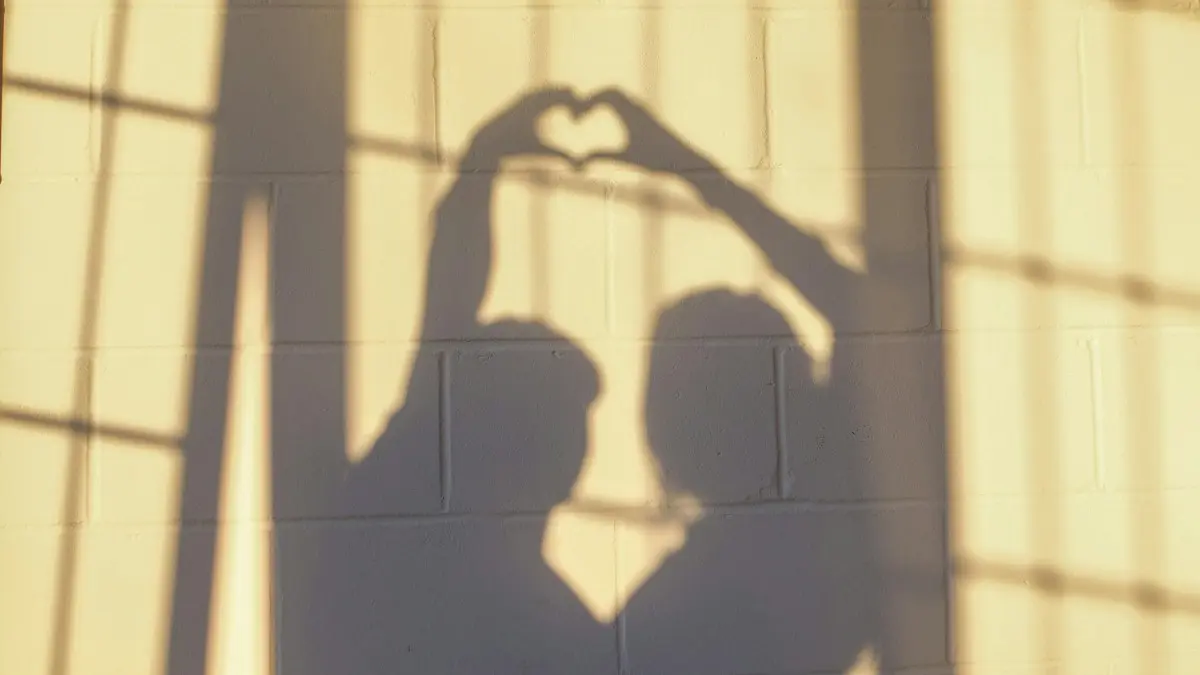 ζευγάρι που η σκιά του σχηματίζει καρδούλα