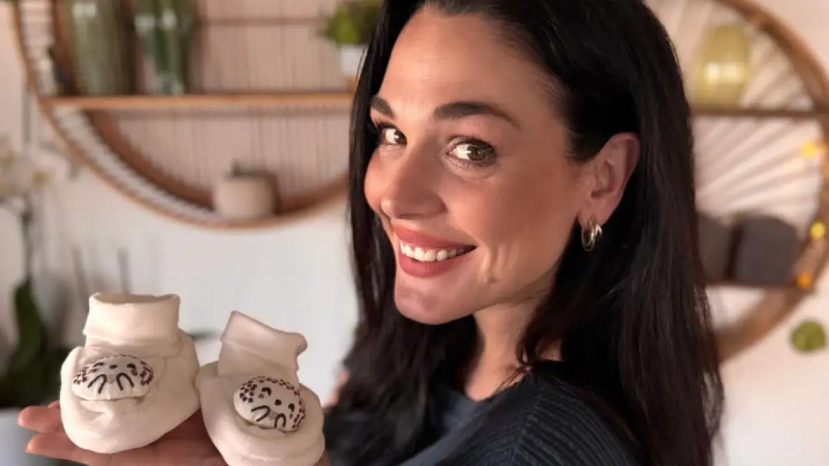 Η Ιωάννα Τριανταφυλλίδου με παιδικά παπουτσάκια στο χέρι της