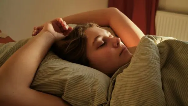 Μια κοπέλα κοιμάται
