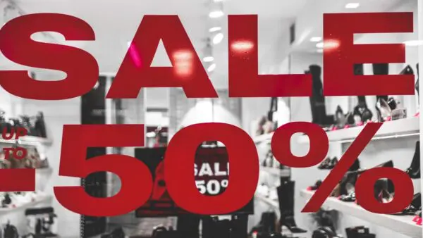 στιγμιότυπο με logo εκπτώσεων από μαγαζί στο Σύνταγμα