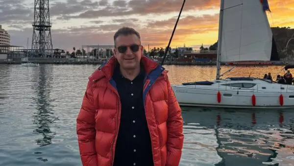 Ο Γιώργος Λιάγκας μπροστά στο ηλιοβασίλεμα