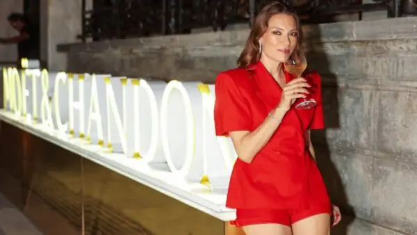 Η Βίκυ Καγιά με κόκκινο σύνολο