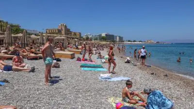 Άνθρωποι σε παραλία της Ρόδου