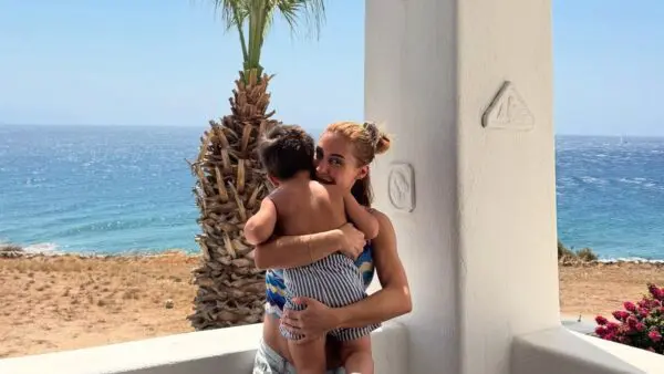 Η Μαρία Καρλάκη με τον γιο της