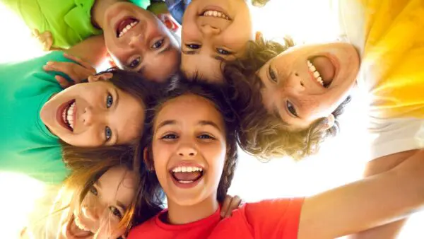 Χαρούμενα παιδιά στο σχολείο