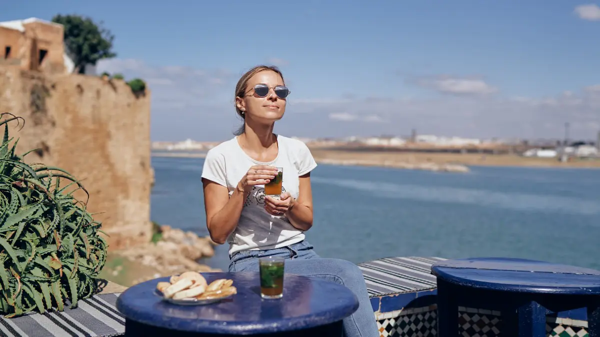 Τσάι πίνει γυναίκα στη θάλασσα