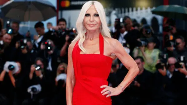 H Donatella Versace στο κόκκινο χαλί