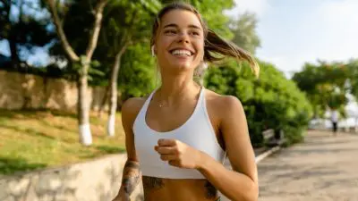 Τρέξιμο σε πάρκο από νεαρή κοπέλα