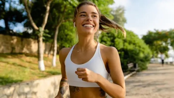 Τρέξιμο σε πάρκο από νεαρή κοπέλα