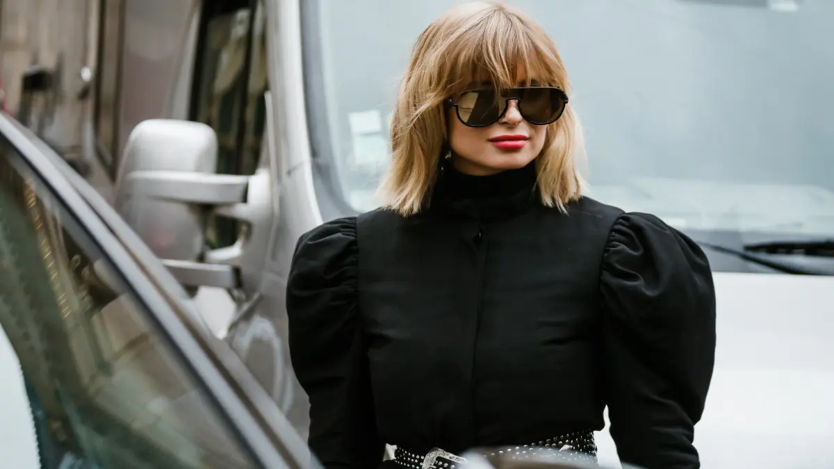 Κόλπο με μαύρο φόρεμα στο street style