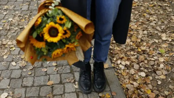 μια κοπέλα με λουλούδια