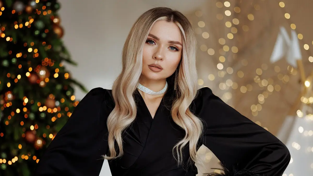 μια κοπέλα ντυμένη χριστουγεννιάτικα