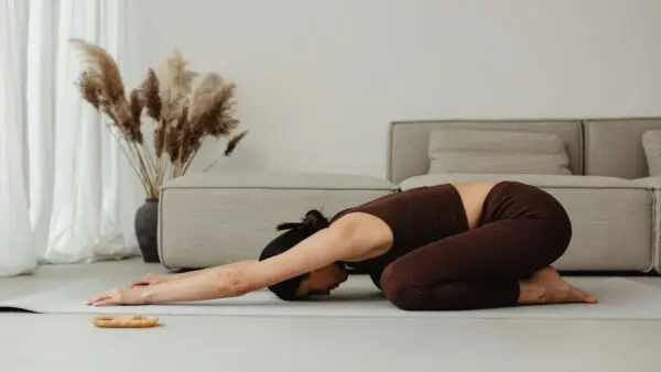 μια κοπέλα που κάνει γιόγκα