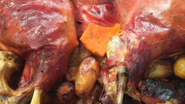 Πώς θα φτιάξεις την πιο γευστική γουρουνοπούλα για το Πρωτοχρονιάτικο τραπέζι σου