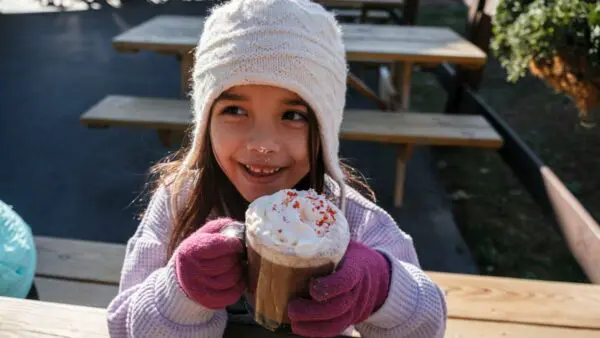 ένα κοριτσάκι πίνει Ζεστή σοκολάτα
