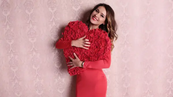 άγιος βαλεντίνος κοπέλα κρατάει καρδιά