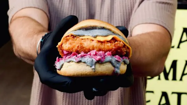 Smasheat’o: Το burgerάδικο της Δάφνης που έγινε viral για τη «μαύρη μαγιονέζα»