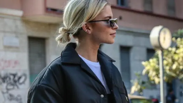 Μποτάκια στο street style φοράει κοπέλα