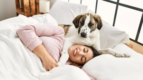 Ύπνος γυναίκα με σκύλο στην κρεβατοκάμαρα