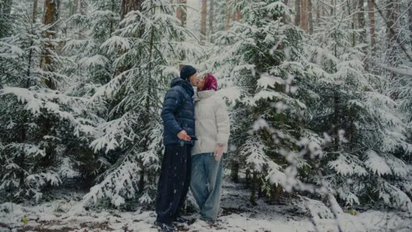 ένα ζευγάρι φιλιέται στα χιόνια