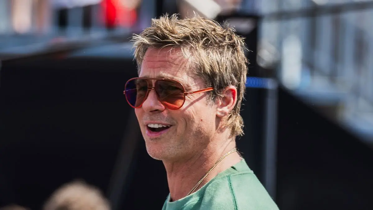 Μπραντ Πιτ: Έφτασε στην Ύδρα με την 33χρονη κούκλα σύντροφό του, Ινές Ντε Ραμόν (Φωτογραφίες)