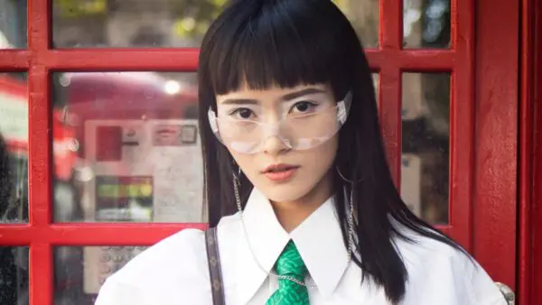 Κοπέλα με γραβάτα