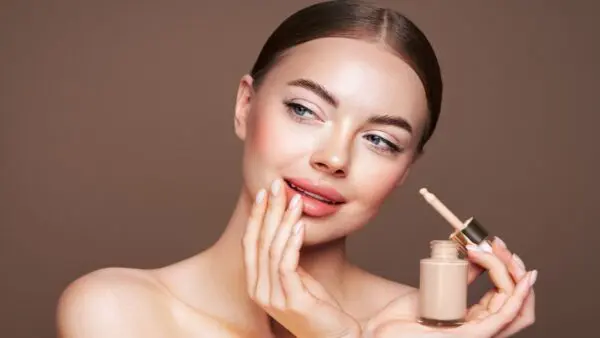 Κοπέλα κρατά foundation