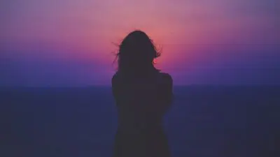 Μια κοπέλα κάθεται και κοιτάει τον ουρανό