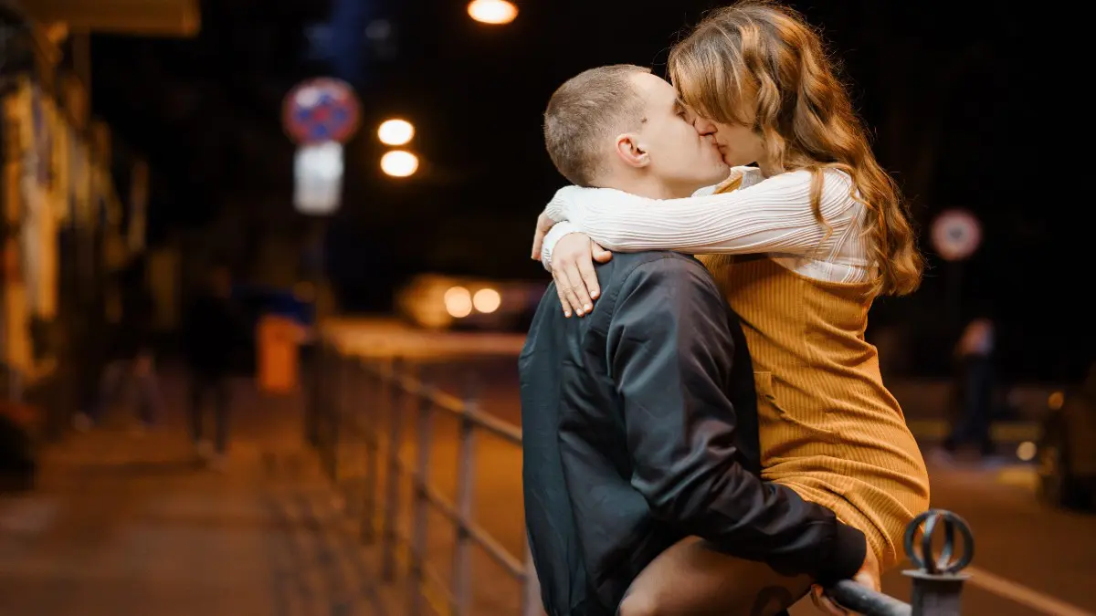 άντρες γυναίκες ζευγάρι στον δρόμο