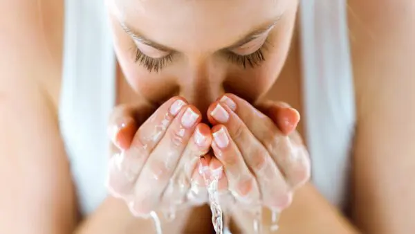 Με θαλασσινό νερό κοπέλα καθαρίζει το πρόσωπό της